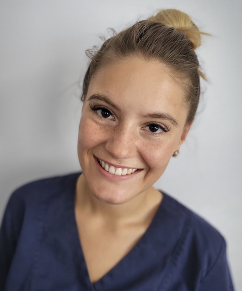 Marie-Charlott ist eine zahnmedizinische Fachangestellte bei der Zahnarztpraxis Dr. Vogel und Nitzschke